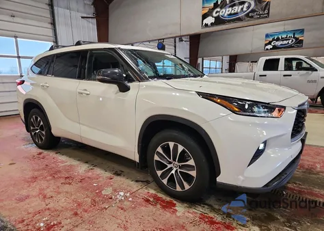 2021 Toyota Highlander Xle z USA, uszkodzony, nr VIN 5TDGZRBH8MS546396